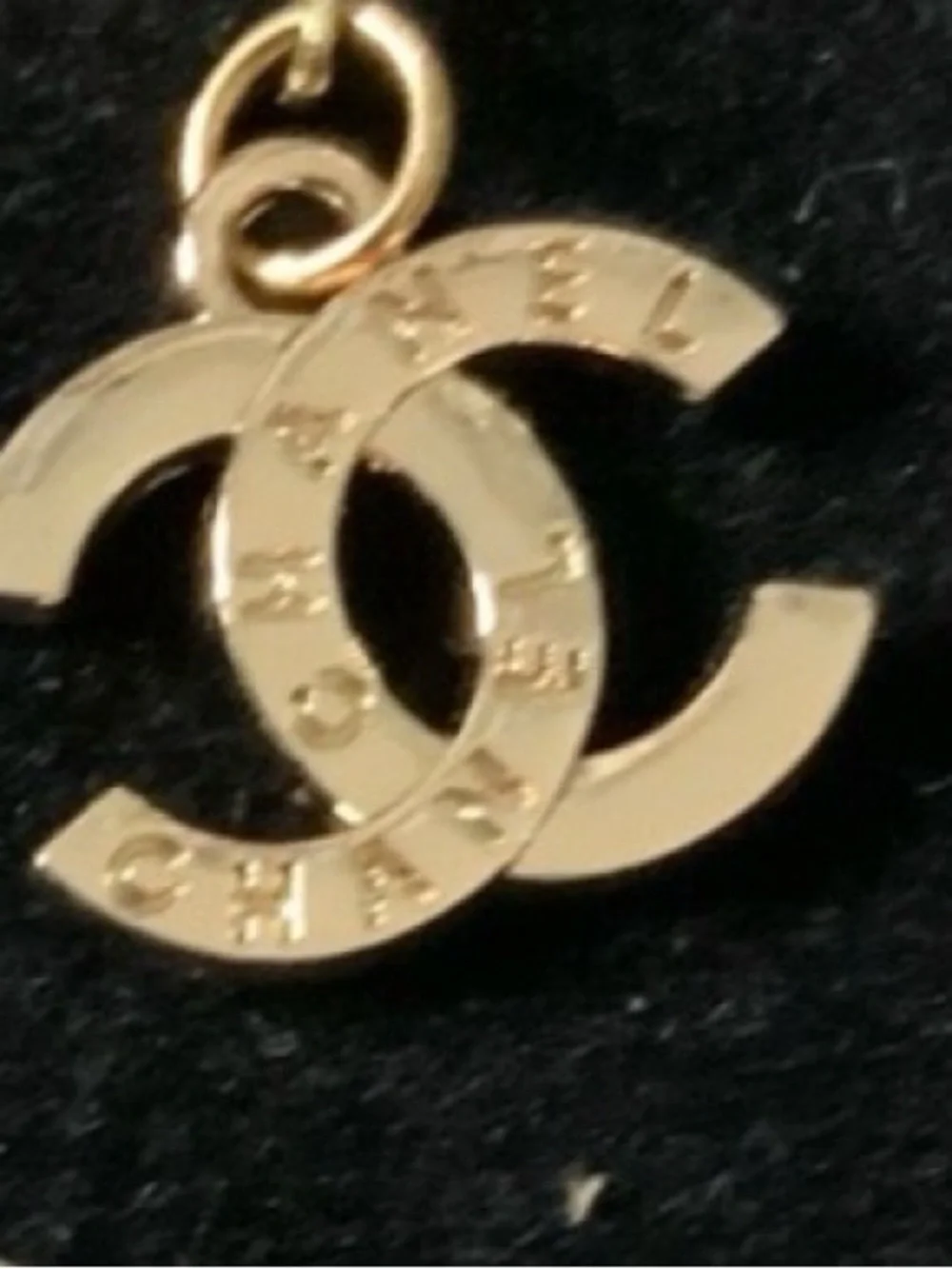 Zipper pull Gold Interlocking Pendant Necklace - Picture 4 of 4